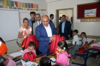OKUL KIYAFETİ - Kilis'te Öğrencilere Kırtasiye Malzemesi Dağıtıldı