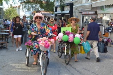 Süslü Kadınlar, Bisikletleri İle Alaçatı'yı Renklendirdi