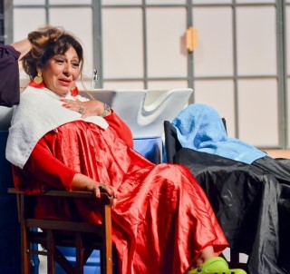 Ünlü oyuncu hastaneye kaldırıldı