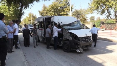 Yalova'da Minibüs Kamyonete Çarptı Açıklaması 8 Yaralı