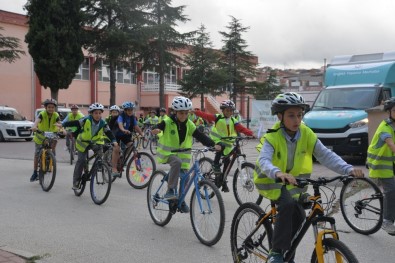 Bisikletleri İle Okullarına Gittiler