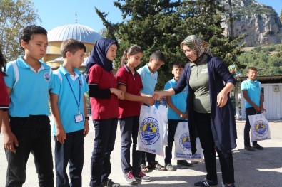 Erdemli Belediyesi'nden Öğrencilere Kırtasiye Yardımı