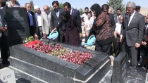 MUHARREM ERTAŞ - Halk Ozanı Neşet Ertaş Mezarı Başında Anıldı