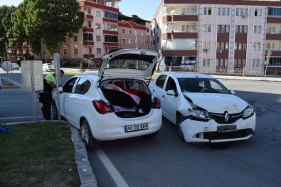 Malatya'da İki Otomobil Çarpıştı Açıklaması 1 Yaralı