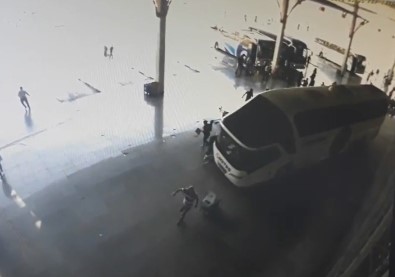 Manisa'da Otobüsün Yolcuların Arasına Dalma Anı Kamerada