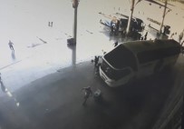ŞEHİRLERARASI OTOBÜS - Manisa'da Otobüsün Yolcuların Arasına Dalma Anı Kamerada