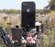 Rusya'da İphone Şeklinde Mezar Taşı