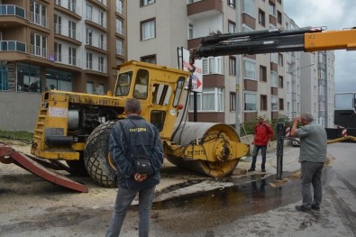 Sinop'ta İş Makinesi Devrildi Açıklaması 1 Yaralı
