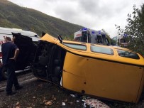 Virajı Alamadı, Kayalara Çarparak Takla Attı Açıklaması 3 Yaralı