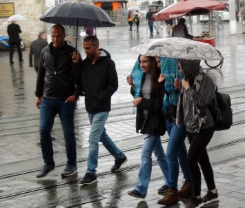'Kestane Karası' Fırtınası İstanbul'da Etkili Oluyor