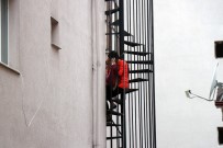 İZZET BAYSAL DEVLET HASTANESI - Apartmanı Saran Dumanlardan Yangın Merdivenine Çıkarak Kurtuldular