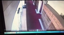 SADAKA KUTUSU - Camiden Sadaka Kutusu Hırsızlığı Güvenlik Kamerasında