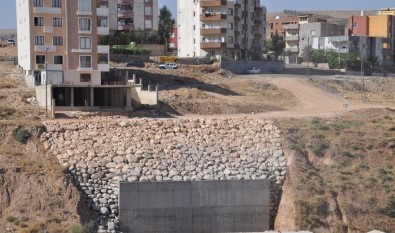 Cizre'de Heyelan Riski Taşıyan Alanlara Belediye Ekipleri Müdahale Etti