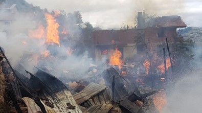 Kastamonu'da Köyde 8 Ev Yanıyor