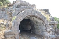 CELAL BAYAR ÜNIVERSITESI - 2 Bin 200 Yıllık Yapı Hayranlık Uyandırdı