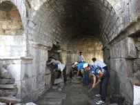 CELAL BAYAR ÜNIVERSITESI - Aigai'de Bulunan 2 Bin 200 Yıllık Yapı Hayranlık Uyandırdı