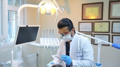 Diş Etlerinde 'Mikro Travma' Tehlikesi