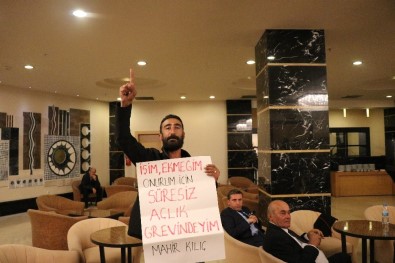 İzmir Büyükşehir Belediyesi'nde İşten Atılan İşçi CHP'lilerin Toplantı Yaptığı Otelde Eylem  Yaptı