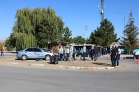 CUMHURIYET ÜNIVERSITESI - Otomobilin Çarptığı Beton Direk Karşı Yola Devrildi Açıklaması 2 Yaralı