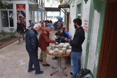 Sinop'ta Cuma Namazı Çıkışı Aşure Dağıtıldı