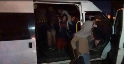 15 kişilik minibüsten 53 kaçak göçmen çıktı