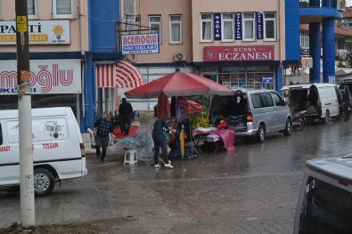 Afyonkarahisar'da Şiddetli Yağmur Pazar Esnafı Ve Vatandaşlara Zor Anlar Yaşattı