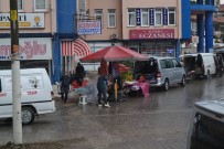 PAZAR ESNAFI - Afyonkarahisar'da Şiddetli Yağmur Pazar Esnafı Ve Vatandaşlara Zor Anlar Yaşattı