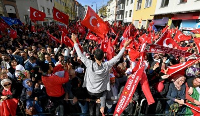 Avrupa'da Yaşan Türkler Köln'e Akın Etti