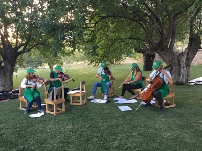 Dut Bahçesinde Mini Konser