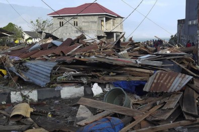 Endonezya'da 7,7'lik deprem sonrası ölü sayısı artıyor