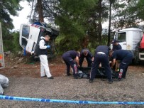 TUR MİNİBÜSÜ - Kemer'de Minibüs Devrildi Açıklaması 3 Turist Öldü