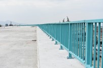 ÜST GEÇİT - Köprülü Kavşağın Korkuluk Montajı Başladı