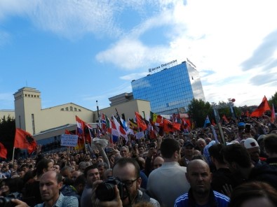 Kosova Cumhurbaşkanı Başkent Priştine'de Protesto Edildi