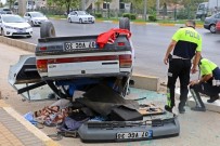 GAZI BULVARı - Takla Atan Otomobildeki Biri Çocuk Üç Kişi Yaralandı