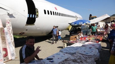 Trabzon'da Pistten Çıkan Uçağı Pazar Yerinde Gören Pazarcılar Ne Yapacağını Şaşırdı