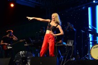 DÜĞMELİ EVLER - Aleyna Tilki, Üzüm Festivalinde Sahne Aldı