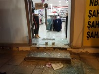 CEVIZLI - Benzin Dolu Şişeyi Atıp Kaçtılar