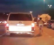 TEHLİKELİ YOLCULUK - Bisikletli Gencin Tehlikeli Yolculuğu Kamerada