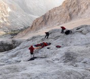 GENELKURMAY - Dağa Çakılan Paraşütçü Operasyonla Kurtarıldı