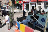 DOĞALGAZ BORUSU - Doğalgaz Kaçağını Sigara İçerek İzledi