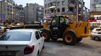 MURAT SARı - İş Makinesi Otoparkın Önüne Çekildi, Araçlar Mahsur Kaldı