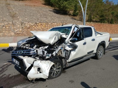 Kamyonet Refüjdeki İşçilere Çarptı Açıklaması 5 Yaralı