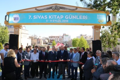 Sivas'ta Kitap Fuarı Açıldı