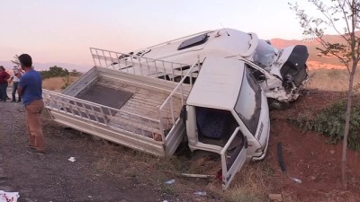 Tunceli'de Kamyonetle Minibüs Çarpıştı Açıklaması 20 Yaralı