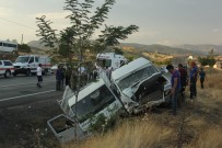 MEHMET GÜL - Tunceli-Elazığ Karayolunda Trafik Kazası Açıklaması 3'Ü Çocuk 20 Yaralı