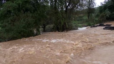 Dere Taşınca Vatandaşlar Evlerinde Mahsur Kaldı