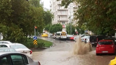 Fırtınanın Teğet Geçtiği İzmir'de Sağanak Yağış