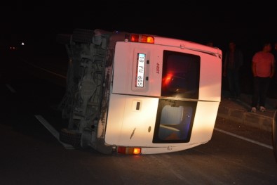 Otomobille Minibüs Çarpıştı Açıklaması 16 Yaralı