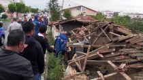 Tekirdağ'da Kamyonet Çatıya Düştü