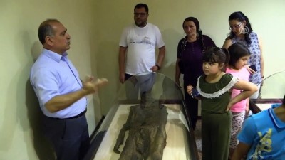 Amasya Müzesi'ndeki Mumyalara Ziyaretçi İlgisi